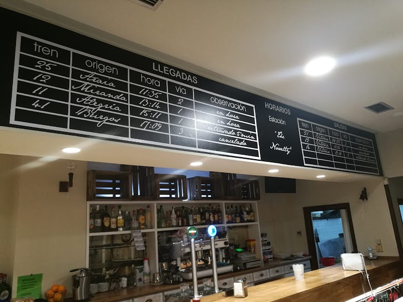 Pizarra de LLEGADAS y HORARIOS al estilo estación de tren en Bar Novelty